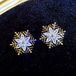 Orecchini a forma di fiocco di neve placcati in oro con strass di cristallo taglio marquise per donna, gioielli classici alla moda, idea regalo - Product Image 5