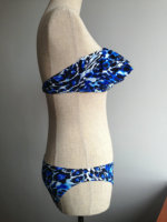 Bikini asymétrique à volants, bleu cobalt vibrant, imprimé léopard, maillot de bain 2 pièces, tissu extensible, séchage rapide, respirant