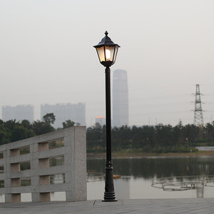 Lampadaire de jardin extérieur en fer avec abat-jour en verre LED, lumière blanc chaud 2700K, IP66, ampoule A19 non amovible, AC 220V, détecteur de mouvement, alimenté par énergie solaire - Product Image 4