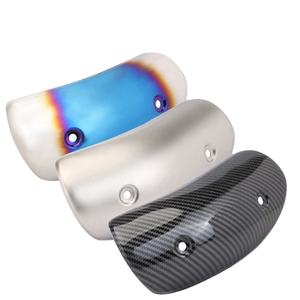 Pot d'échappement modifié pour moto avec une section intermédiaire en fibre de carbone, un bouclier thermique et une protection résistante à la chaleur - Product Image 1