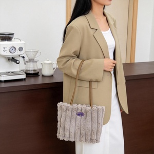Nuova Borsa Tote da Donna in Finta <span class=keywords><strong>Pelliccia</strong></span> di Lusso, Borsa a Spalla Grande a Righe Soffice e Pelosa, Borsa Shopping Morbida e alla Moda - Product Image 4