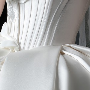 Vestido de Novia de Lujo Color Blanco Marfil Exclusivo 2025, Hecho a Mano con Encaje, Flores Tridimensionales, Pliegues de Plumas, Hombros Descubiertos, Estilo Capilla - Product Image 6