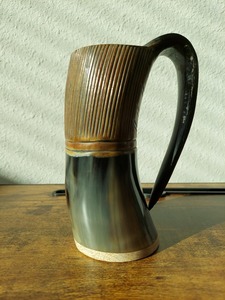 Mug en corne à boire artisanal de qualité supérieure, personnalisé, antique, sculpté à la main, en corne naturelle, style viking, gobelet incurvé en provenance d'Inde - Product Image 3