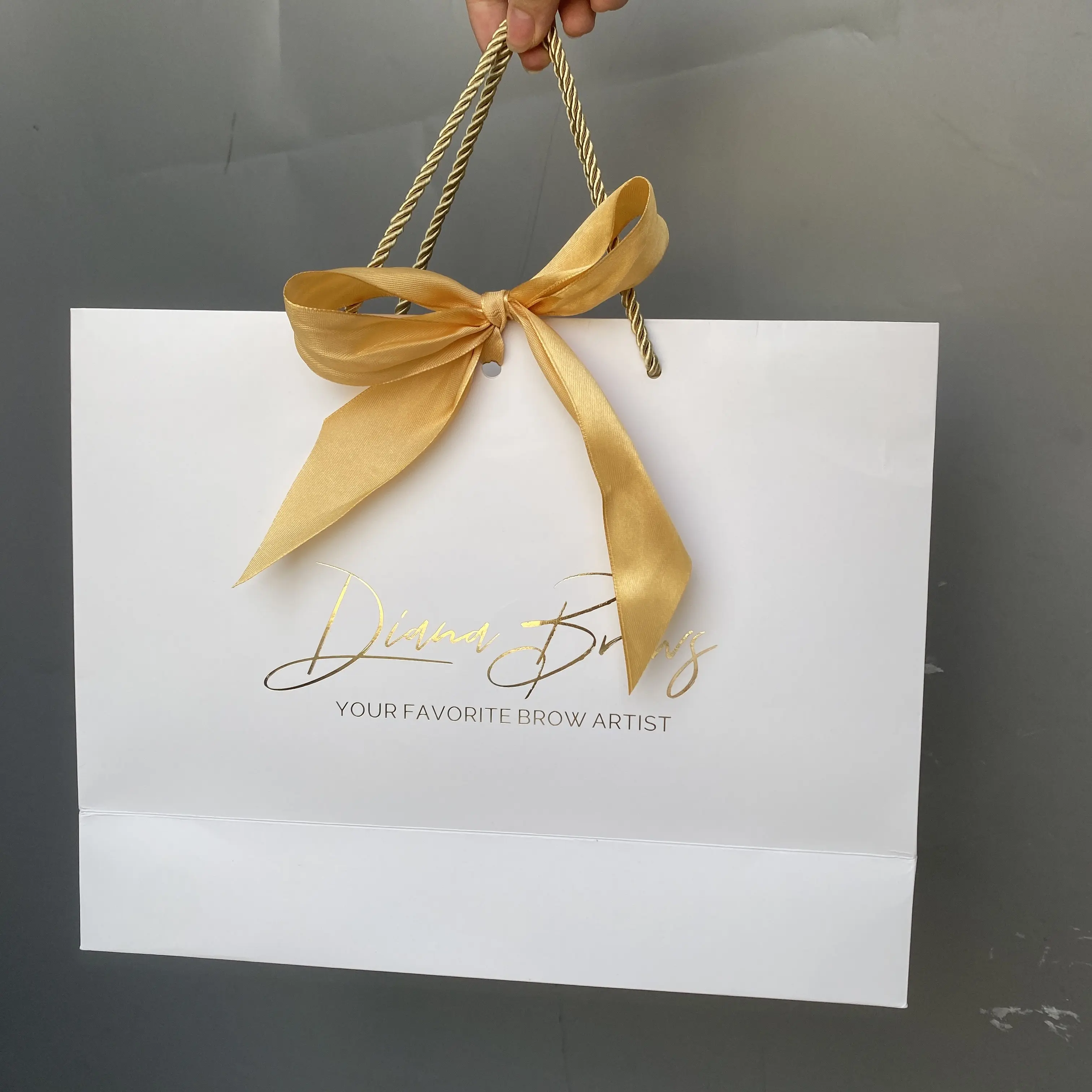 حقيبة هدايا ورقية فاخرة للتسوق وملابس المجوهرات مطبوع عليها شعار ذهبي حسب الطلب وردية اللون