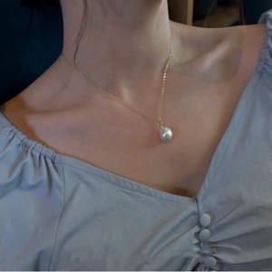 Collier plaqué or 14 carats avec pendentif à perle unique, forme baroque Edison, cuir naturel froissé, chaîne de clavicule, collier de perles - Product Image 1