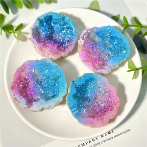 Vente en gros de pierres brutes en agate blanche plaquée bleu et violet Aura Healing Crafts pour décorations d'Halloween - Product Image 1