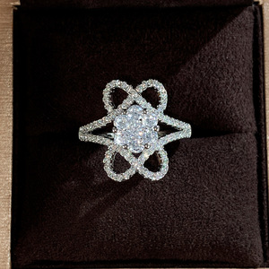 Anello di fidanzamento floreale scintillante per donna, elegante gioiello da dito alla moda - Product Image 3