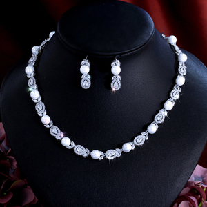 Raffinato Set di Gioielli <span class=keywords><strong>da</strong></span> <span class=keywords><strong>Sposa</strong></span> con Collana e <span class=keywords><strong>Orecchini</strong></span> a Forma di Foglia con Zirconi Cubici e Perle d'Imitazione per Donna, Regali di Nozze - Product Image 1