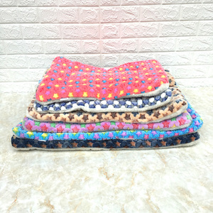 Almohadilla rectangular de lana coral para perros, cama para mascotas con lunares, suave y lavable, para perros, color aleatorio - Product Image 2