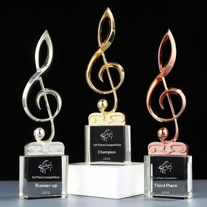 Trofeo Musical de Cristal Personalizado para Competencia de Canto con Diseño de Micrófono Dorado, Premios de Competencia Musical Gratuitos - Product Image 1