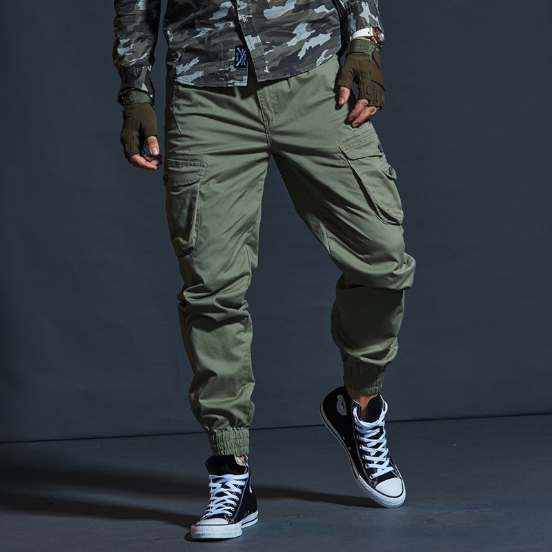 Elegante pantalones jogger militares para hombre que ofrece