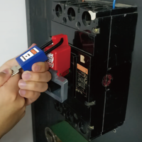 Herramienta de seguridad antimanipulación duradera y reutilizable para bloqueo de interruptores MCCB estándar, ideal para el control de riesgos en interruptores de baja tensión en talleres.