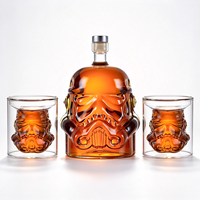 Bouteilles en verre en forme de casque avec ensemble de carafes à whisky liquide ambré pour bar et présentoir cadeau