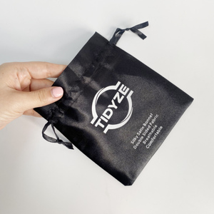 ถุงผ้าซาตินสีดำเนื้อนุ่มพิเศษ พร้อมเชือกผูก ปรับแต่งโลโก้พิมพ์ได้ สำหรับบรรจุภัณฑ์ชุดชั้นใน วิกผม ต่อผม ของขวัญสุดหรู ถุงผ้าไหมกันฝุ่น - Product Image 1