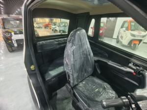 Voiture électrique quatre roues, mini berline avec batterie au lithium, intérieur lumineux, caméra arrière pour le transport de passagers - Product Image 6