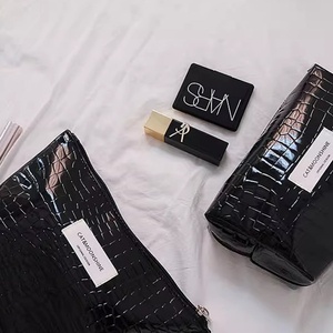 Bolsa de maquillaje con estampado de cocodrilo y logotipo personalizado negro metálico, costura de etiquetas para uso doméstico - Product Image 5