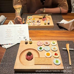 Bandeja de madera estilo japonés para servir carne Wagyu, con secciones divididas, para uso en restaurantes. - Product Image 2