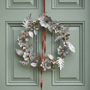 Corona de Metal Rústica Redonda con Flores Decorativas Hechas a Mano, Sin Luces, para Colgar en la Puerta de Navidad, Paquete Individual - Product Image 2