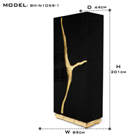 Table de rangement inspirée du karst, avec poignées en laiton artisanales, laque noire brillante, laiton poli, pour salon ou hôtel
