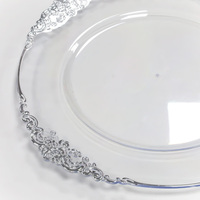 Plaque de chargeur en plastique transparent de 13 pouces pour restaurant en gros de nouveau style avec bord argenté pour la décoration d'événements