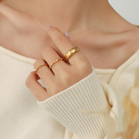 Bague en acier inoxydable plaqué or 18 carats avec zircon étoile géométrique, minimaliste, hypoallergénique, résistante à l'eau, bijou cadeau pour femme