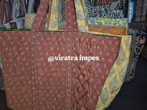 Lote de bolso de hombro Reversible hecho a mano en Vintage Saree Diamond Quilting con bolsillo interior - Product Image 2