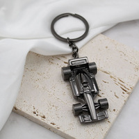 Porte-clés de voiture de course F1 3D personnalisable en alliage de zinc, pendentif avec logo gravé au laser, cadeau pour les membres du club de course, mousqueton tendance