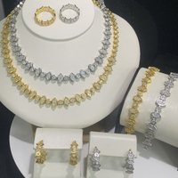 Ensemble de bijoux tendance pour femme, plaqué or, micro-pavé de zirconiums cubiques, forme géométrique, comprenant bracelet à breloques, bague, boucles d'oreilles et collier