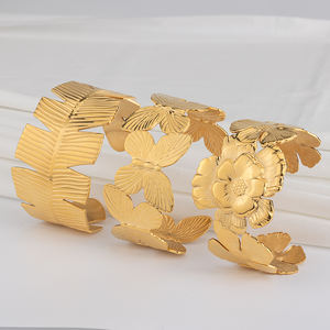 Brazaletes Chunky Abiertos Chapados en Oro de 18K PVD en Acero Inoxidable, Juego de Pulseras Martilladas con Pavé para Mujer - Product Image 3