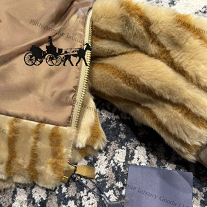 Chaqueta con Capucha de la Nueva Colección de Esquí Premium LIVS, Abrigo de Piel Sintética Ecológica, Ropa Exterior Moderna para Hombre, Chaqueta Elegante para Mujer - Product Image 3