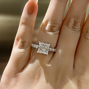 Anello di Lusso con Zirconi Quadrati, Gioiello Elegante e Scintillante per Fidanzamento, Matrimonio e Anniversario - Product Image 4