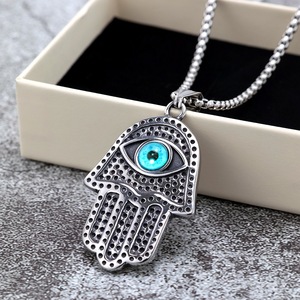 Colgante de mano Hamsa de acero inoxidable con incrustaciones de ojo azul para hombre, collar de regalo - Product Image 3
