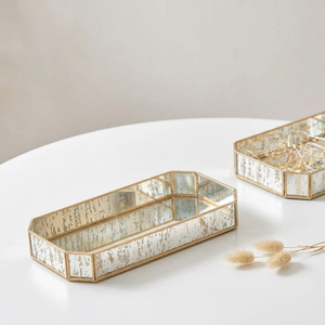 Plateau en verre miroir encadré de laiton poli pour le rangement et la décoration, fabriqué par des artisans - Product Image 1
