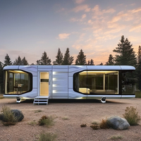 Maison-capsule spatiale moderne préfabriquée avec fenêtres panoramiques et terrasse extérieure pour complexe hôtelier panoramique