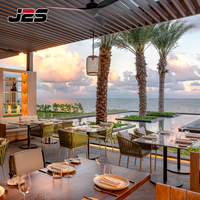 Ensemble de meubles de restaurant en teck d'extérieur moderne et durable J2S avec table ronde en bois et chaises pour utilisation commerciale sur la terrasse d'un hôtel