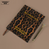 Carnet de bien-être et d'autonomisation A5 en cuir PU imprimé léopard de luxe avec logo personnalisé, dorure à chaud et bords dorés, avec stylo