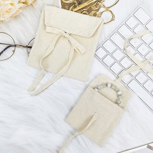 Pochette enveloppe à rabat en coton biologique réutilisable avec logo personnalisé, recyclable, pour emballage de chaussettes, montres, vêtements et cadeaux - Product Image 1