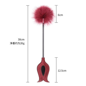 Pistolet à plumes rouges pour couples, bondage SM, pistolet à plumes pour chatouiller, disponible en gros. - Product Image 1