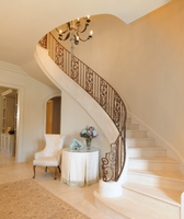 Solution d'escalier circulaire haut de gamme et peu encombrante avec marches en bois dur naturel pour duplex – Escalier en colimaçon en bois