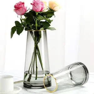 树皮图案t形清晰的水晶圆柱花型，带金口边缘环的花瓶