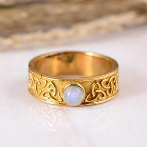Anillo de compromiso bohemio celta de latón chapado en oro de 14 quilates con engaste de bisel de piedra lunar arcoíris, elegante belleza mística - Product Image 4