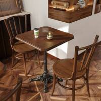 Ensemble table et chaises ovales en bois massif de style américain rétro pour café, bar, salons de thé, restaurants occidentaux, usage commercial, 2 personnes