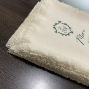 قائمة طعام مخصصة مصنوعة من الكتان 100٪ لدعوات الزفاف مع طباعة شعار مخصص وحواف خام بحد أدنى منخفض للطلب - Product Image 5