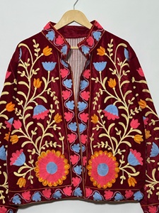 Veste en velours rouge pour femme, broderie florale, broderie à la main, manches longues, col rabattu, style automne - Product Image 5