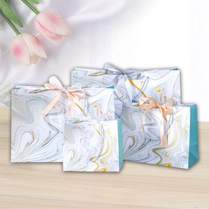 Poignée de ruban de luxe Emballage de magasinage de boutique Sacs cadeaux en papier fourre-tout européens imprimés personnalisés avec logo - Product Image 3