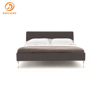 Lit plateforme moderne à profil bas, capitonné en tissu imitation lin marron avec pieds en métal pour chambre à coucher et maison minimaliste