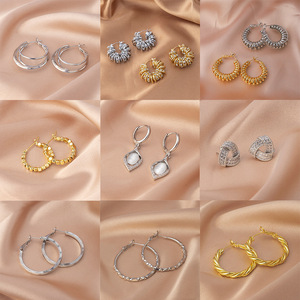 Boucles d'oreilles créoles plaquées or en gros, formes variées, pour usage quotidien et décontracté - Product Image 1