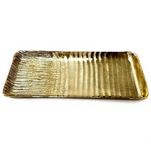 Plateau de service rectangulaire long en métal doré, plateau de présentation texturé martelé, plat décoratif de luxe pour mariage et décoration de table de fête - Product Image 1