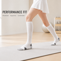 Chaussettes de tennis compressives et amortissantes pour femmes, avec semelle en tissu éponge, absorption des chocs, soutien du mollet, motif lettres color block, chaussettes amincissantes