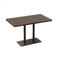 Ensemble de table et chaises de restaurant commercial en rotin de style montagne sauvage personnalisé, structure en bois (pour 10 personnes)